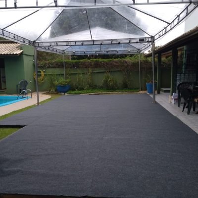 Piso tablado sob tenda