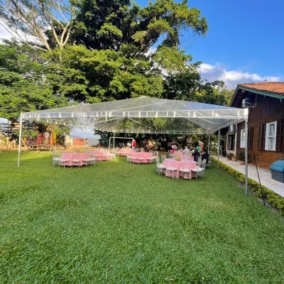 Tenda cristal transparente montada em evento