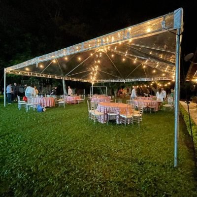 Varal de lâmpadas iluminando a festa